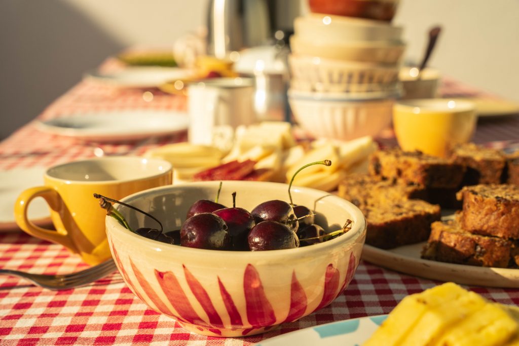 Mesa con boles de fruta de desayuno