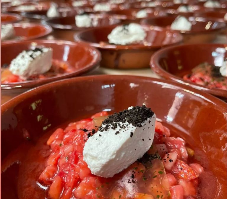 Platos de barro con ensalada de frutas