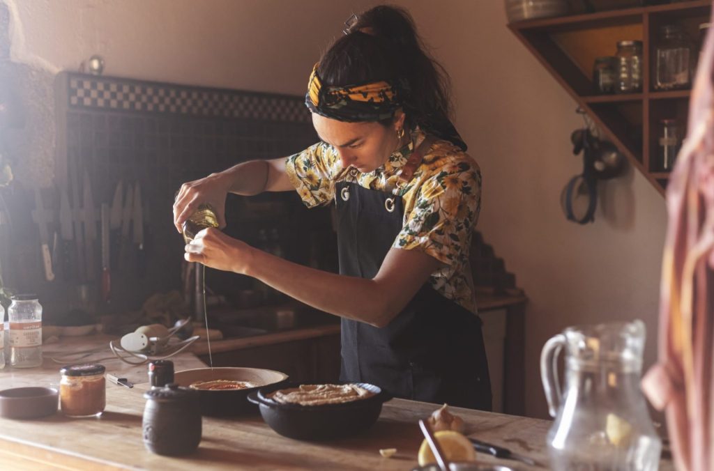 Mujer preparando un plato de hummus