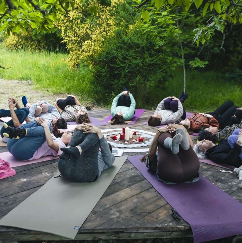 Mujeres haciendo yoga