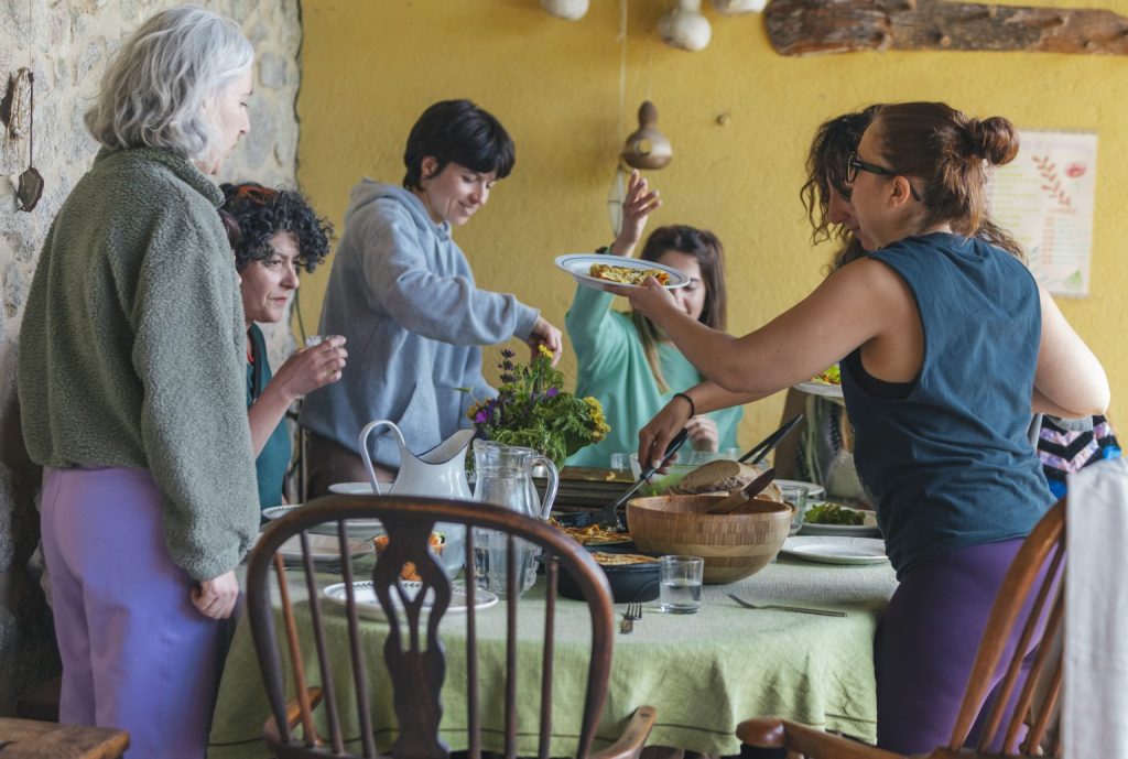 Mujeres preparando una mesa