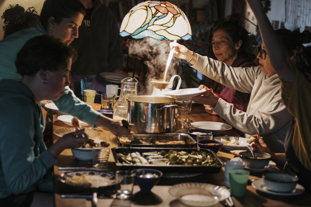 Cocineros preparando platos