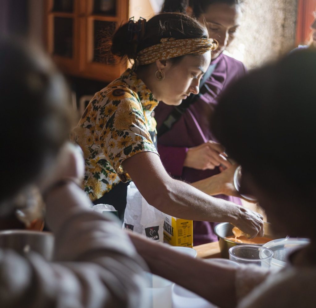 Mujer cocinando en una clase